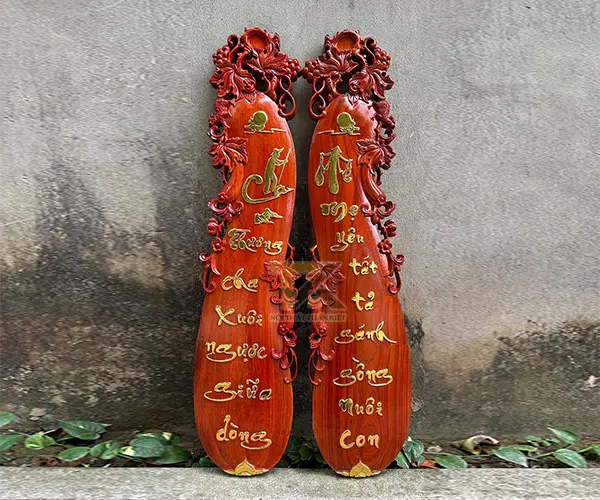 tranh-go-cau-doi-cha-me-dang-bau-dat-vang tranh gỗ câu đối cha mẹ dáng bầu dát vàng