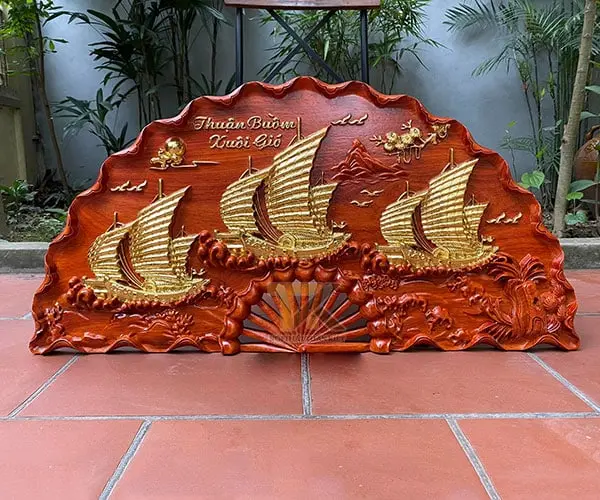 tranh-quat-go-thuan-buom-xuoi-gio-dat-vang tranh quạt gỗ thuận buồm xuôi gió dát vàng