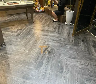 sàn nhựa giả gỗ màu đen hoàn thiện