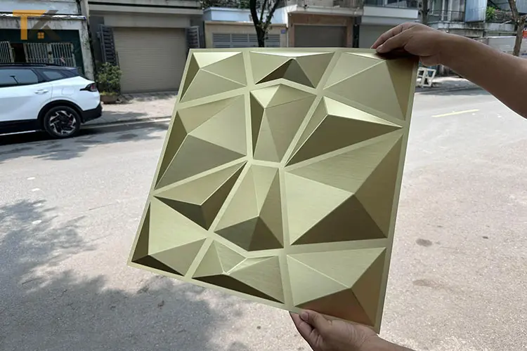 giá tấm nhựa ốp tường 3d nhũ vàng